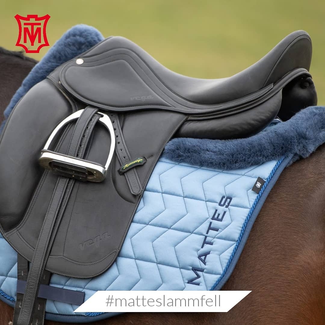 Mattes Half Lined Dressage Cloth with Fur Trim - Image 3